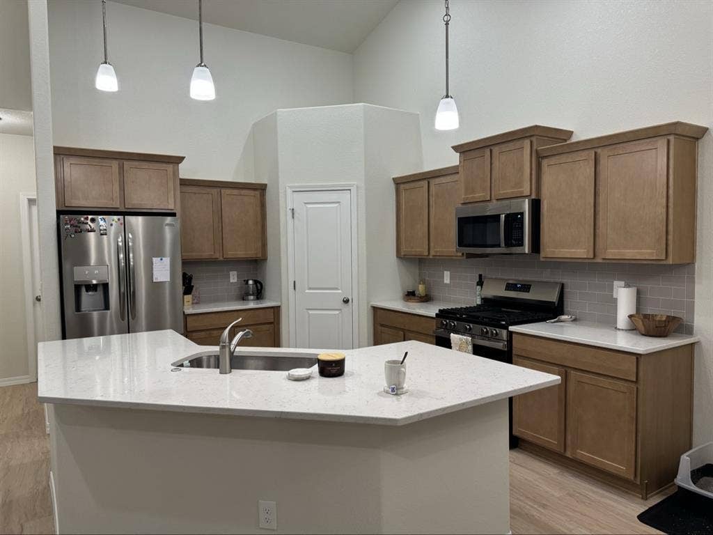 Room for rent! March move in deal