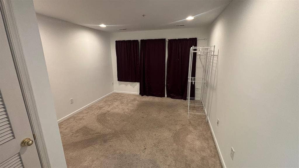 BEDROOM AVAILABLE FOR RENT!!!