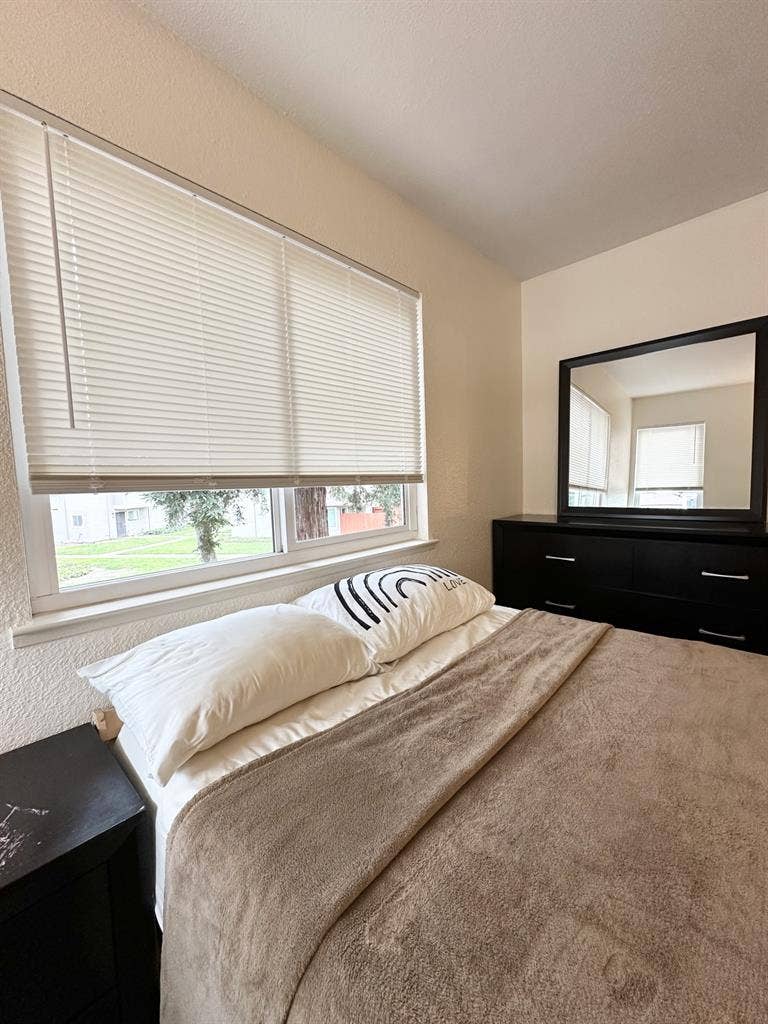 Private bedroom close to Travis Afb