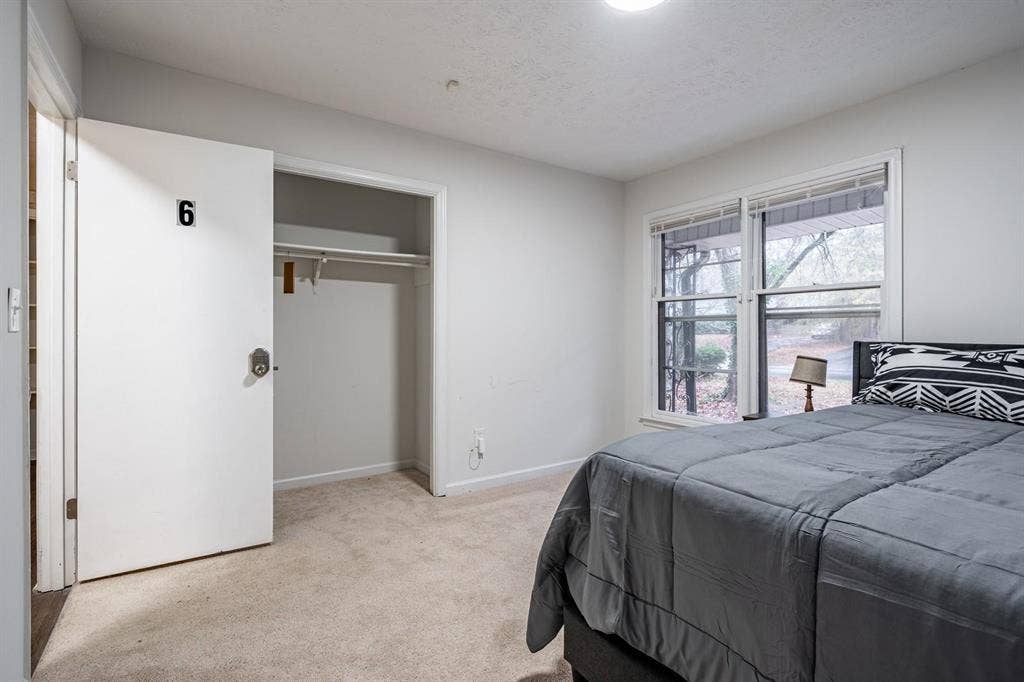 8 BR in Riverdale