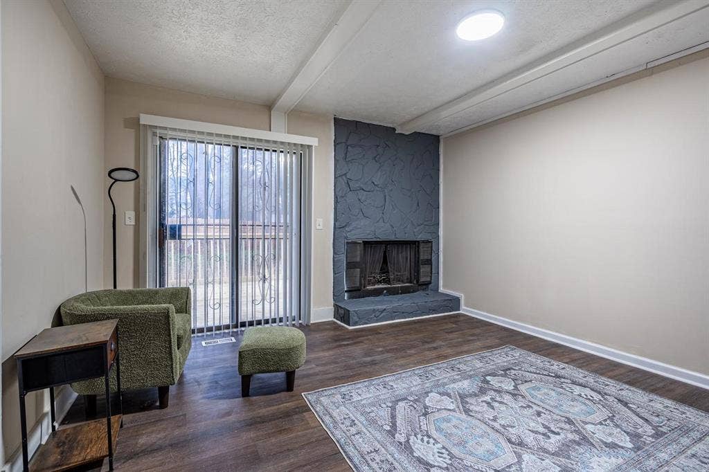8 BR in Riverdale