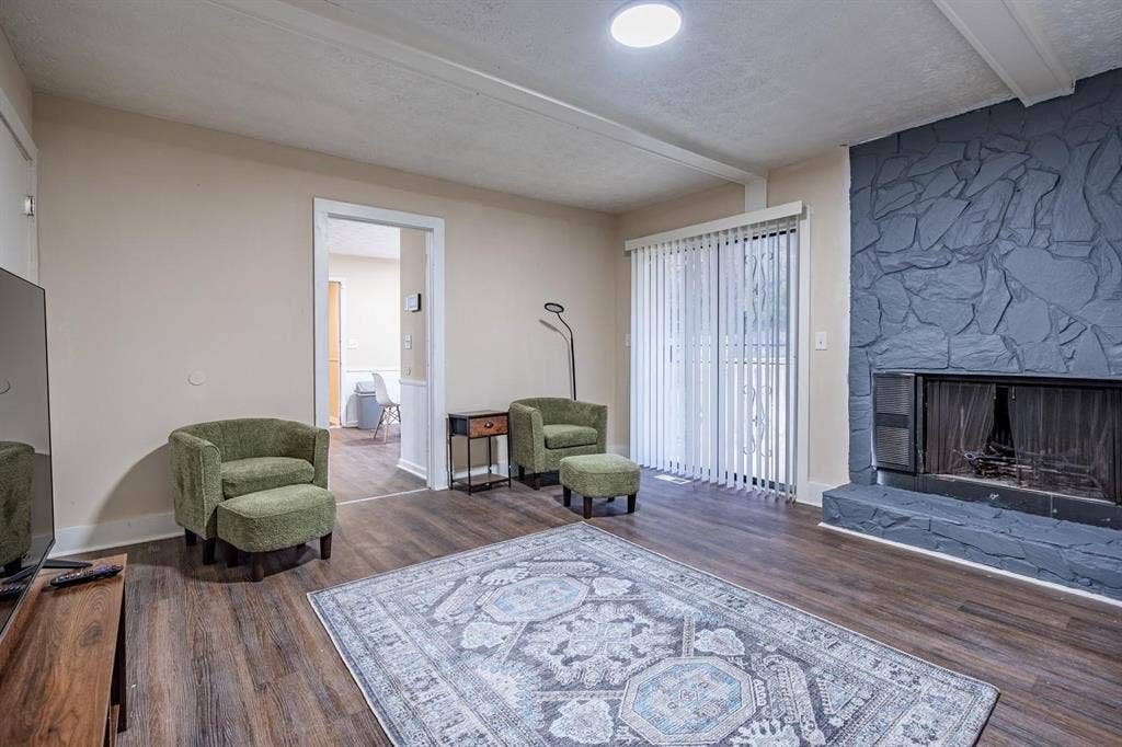 8 BR in Riverdale