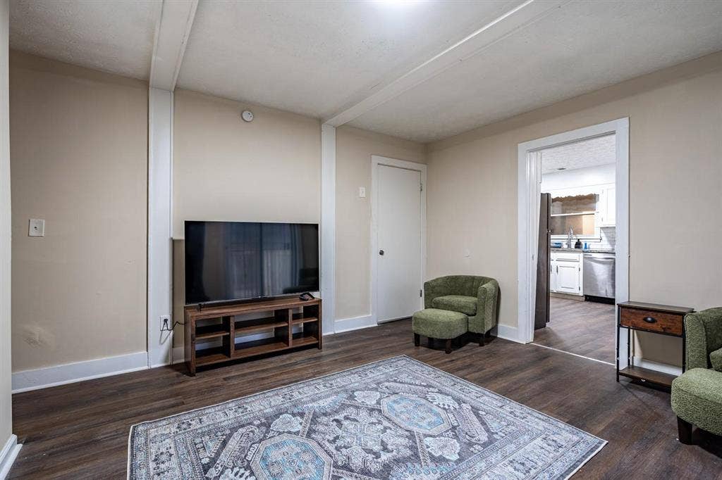 8 BR in Riverdale