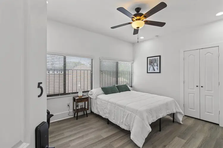 8 BR in Houston