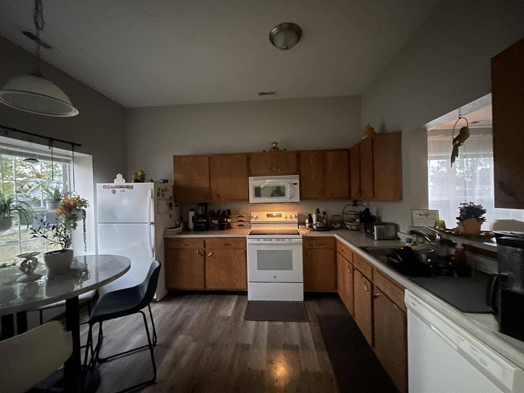 PRIVATE ROOM ( SHARED BATHRROM )