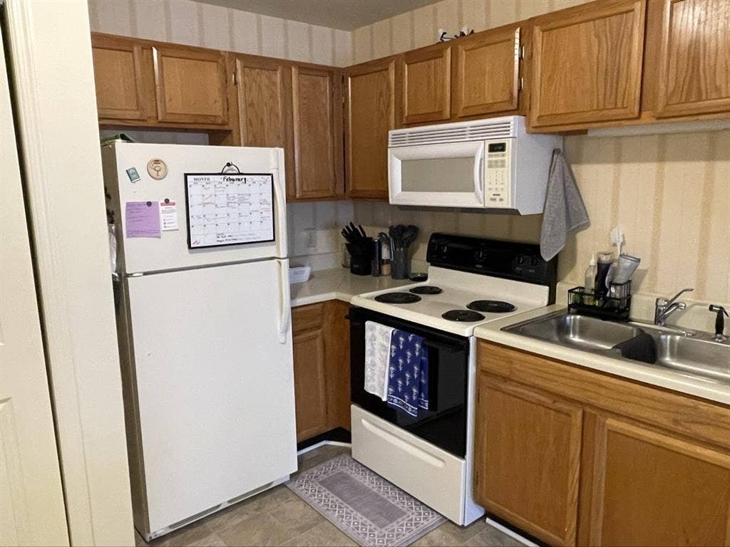 Female Roommate, Clemson off campus