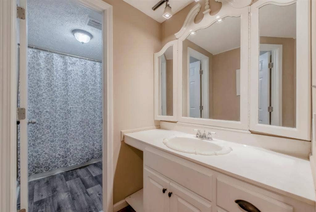 8 BR in Lilburn