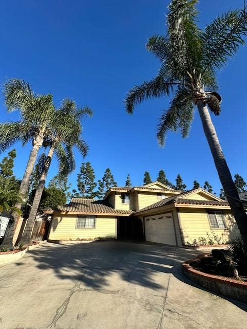 7 BR in Santa Ana