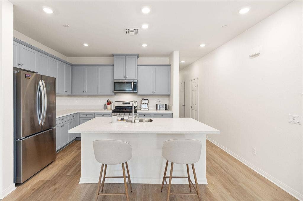 1 BR in Ontario