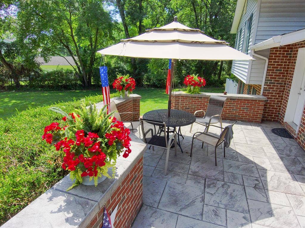 Available 4/1 Month to Month $1,000