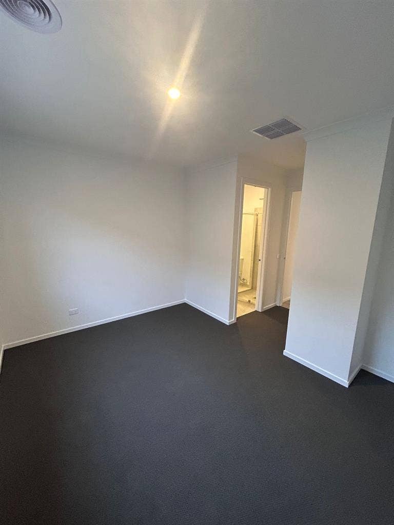 Room Available En-suite -$250