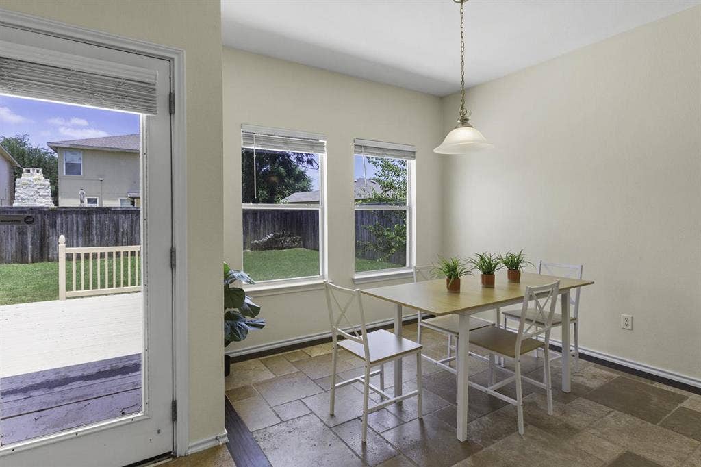 4 BR in Manor