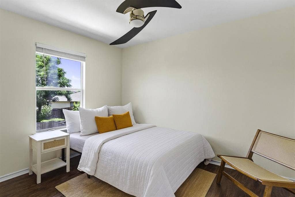 4 BR in Manor