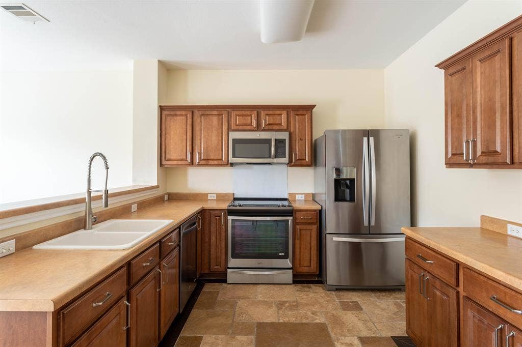 4 BR in Manor