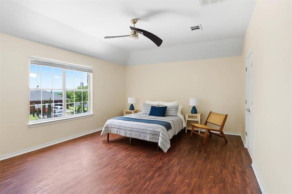 4 BR in Manor
