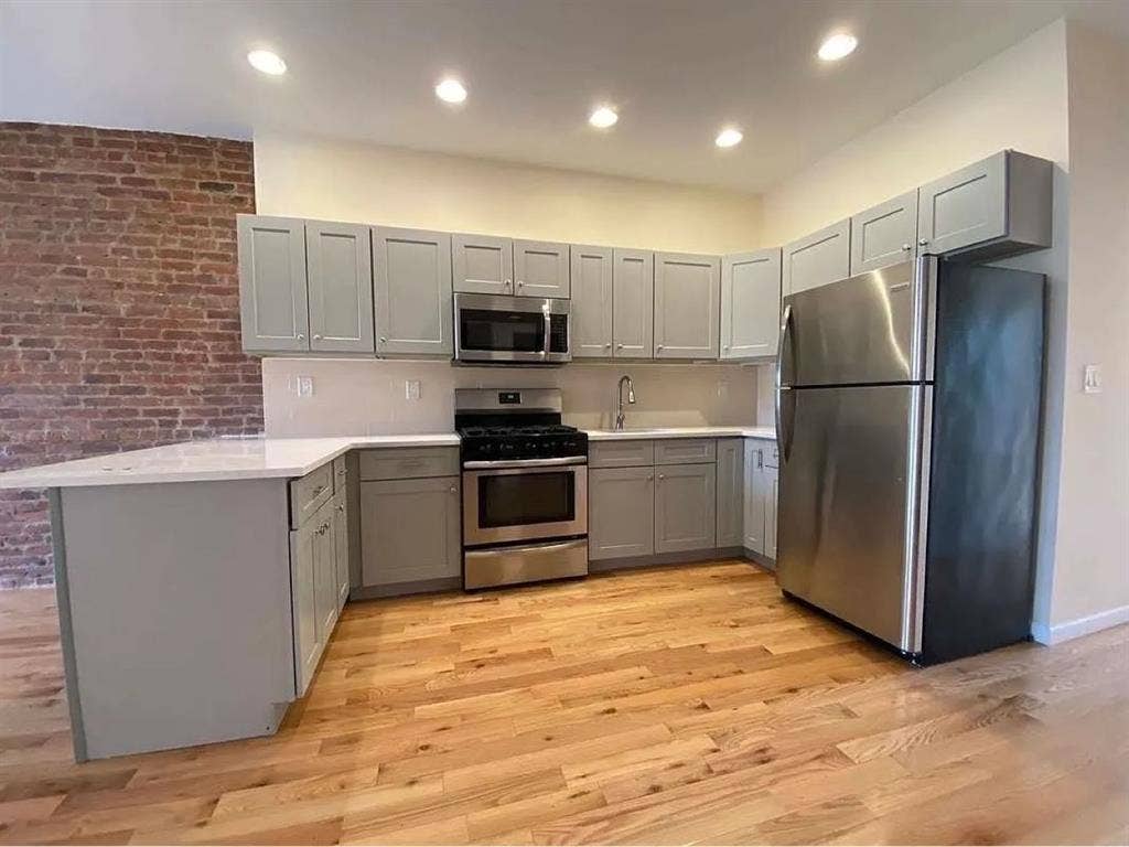 Ridgewood Gem with Private Bathroom