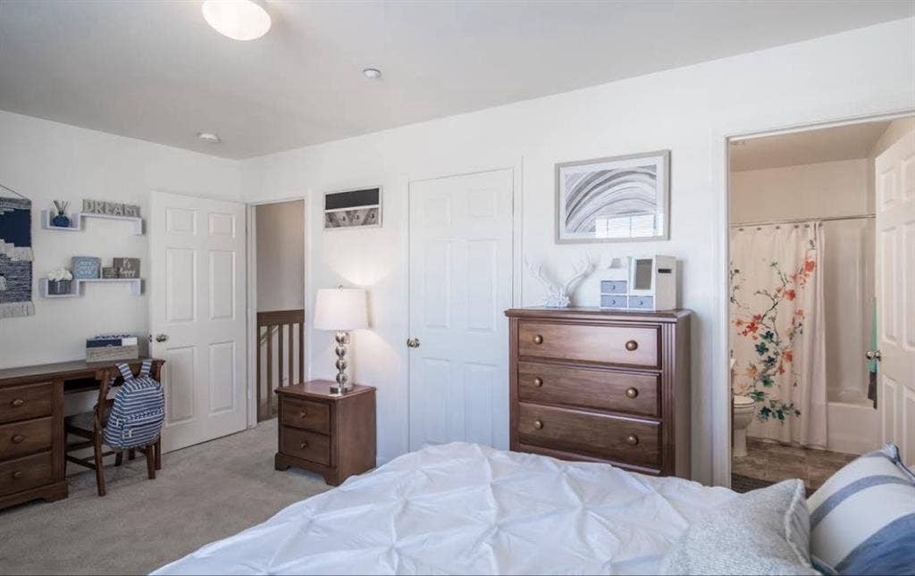 FEMALE only- room lease takeover