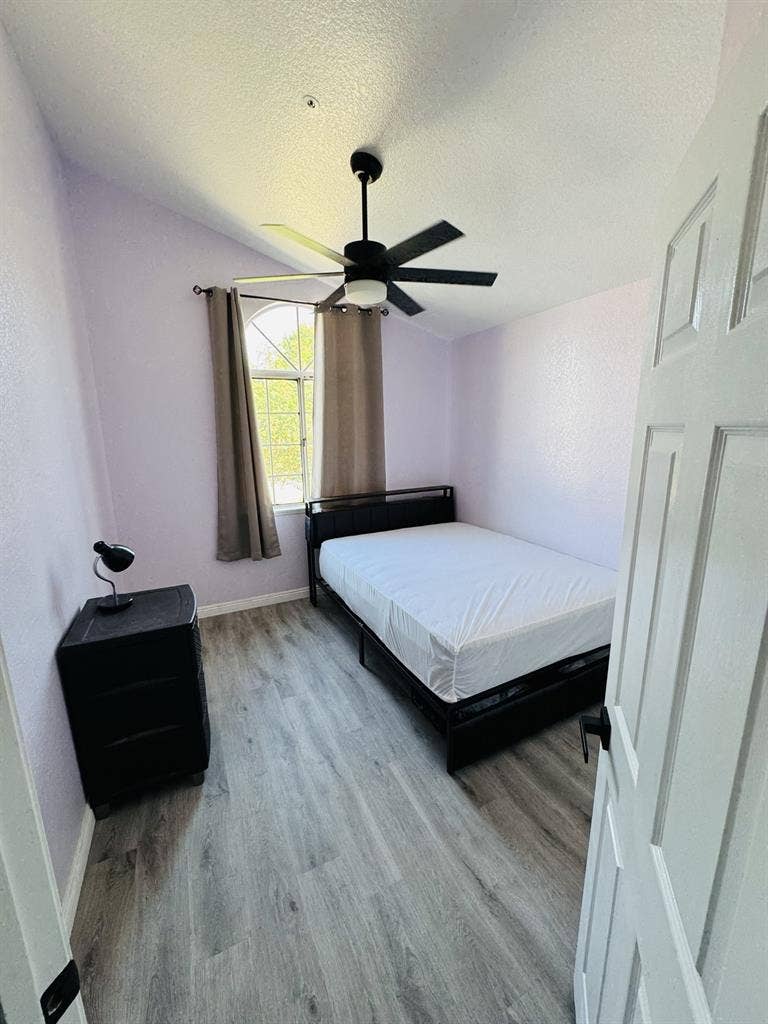 Stunner house with shared bathroomm