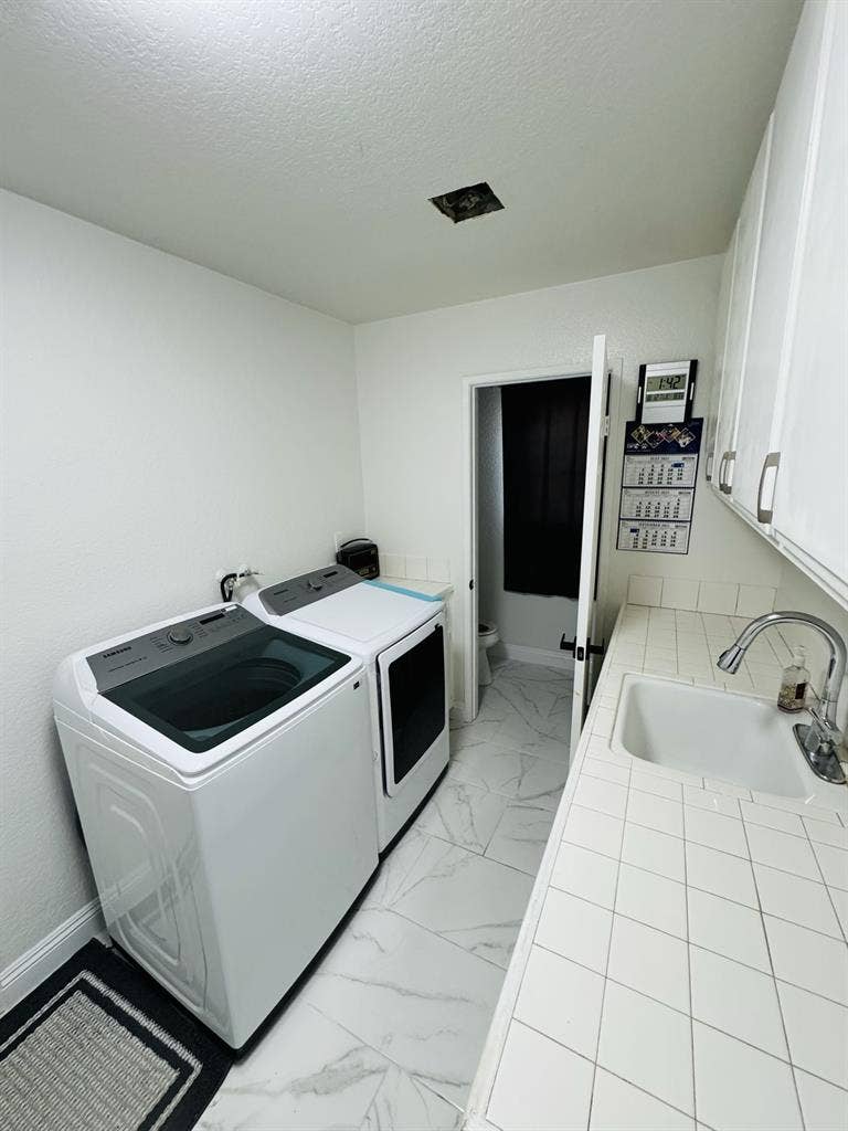 Stunner house with shared bathroomm