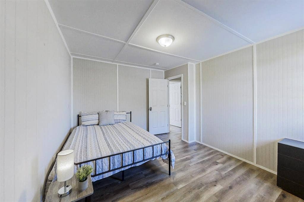 8 BR in Forest Park