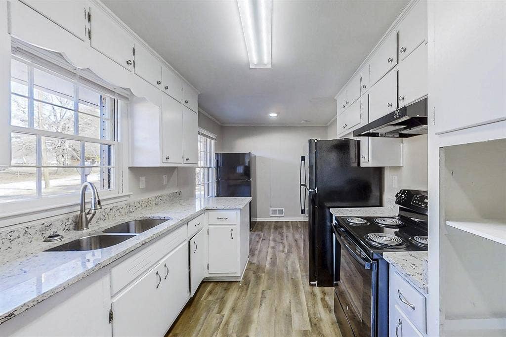 8 BR in Forest Park