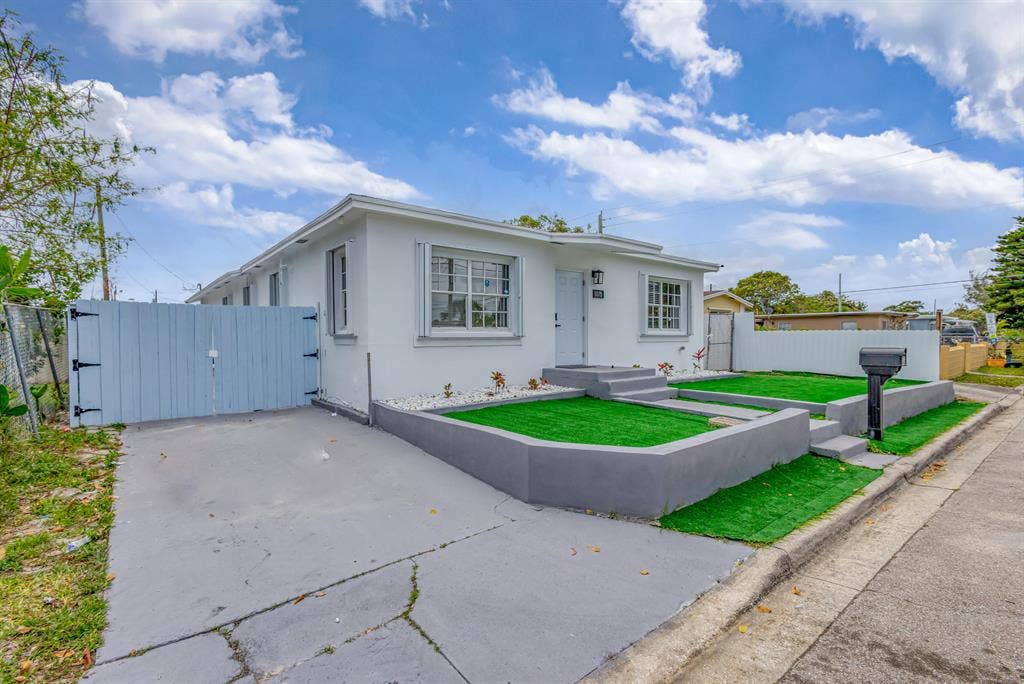 8 BR in Riviera Beach