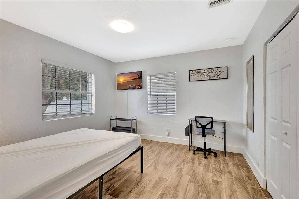 8 BR in Riviera Beach