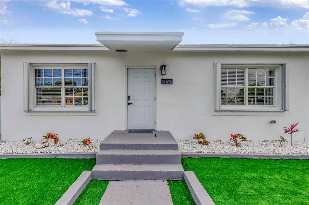 8 BR in Riviera Beach