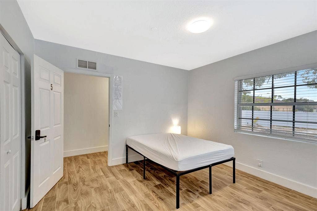8 BR in Riviera Beach