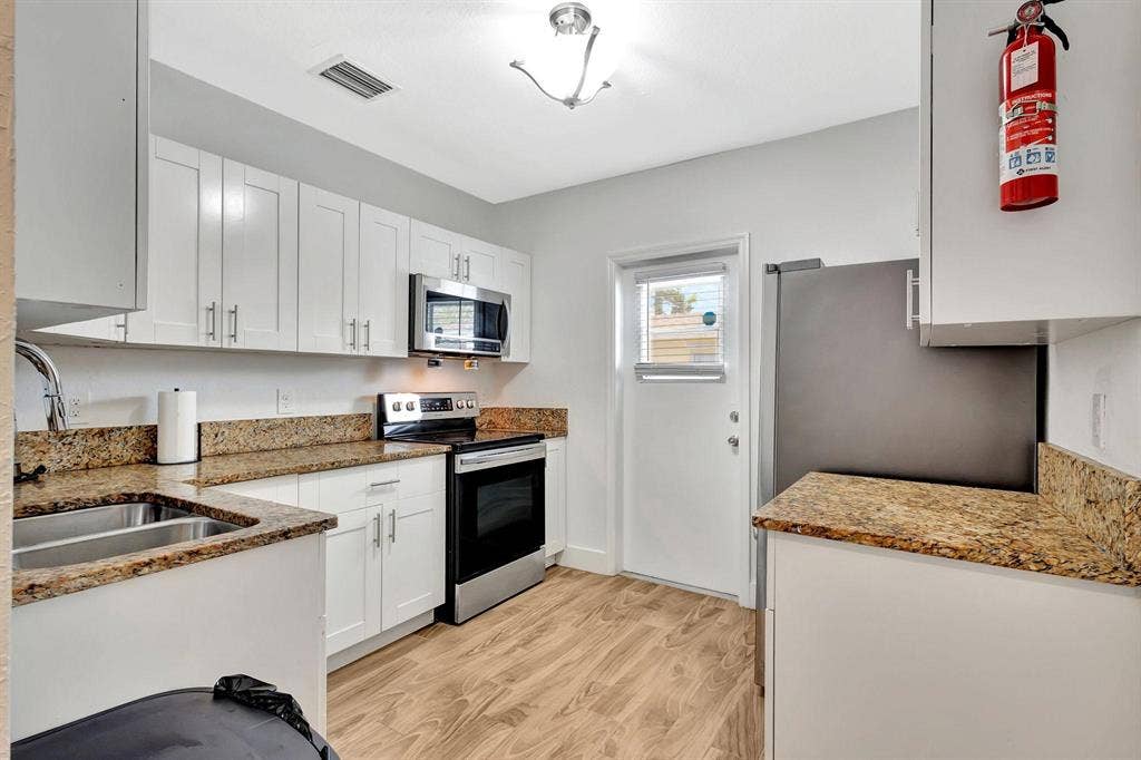 8 BR in Riviera Beach
