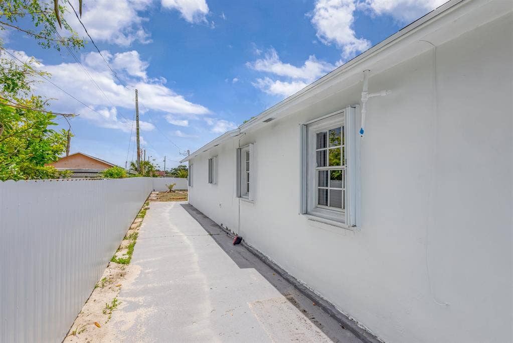 8 BR in Riviera Beach