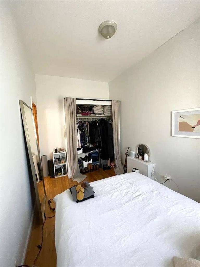 Spacious 1 Bed 1 Bath Apartment.