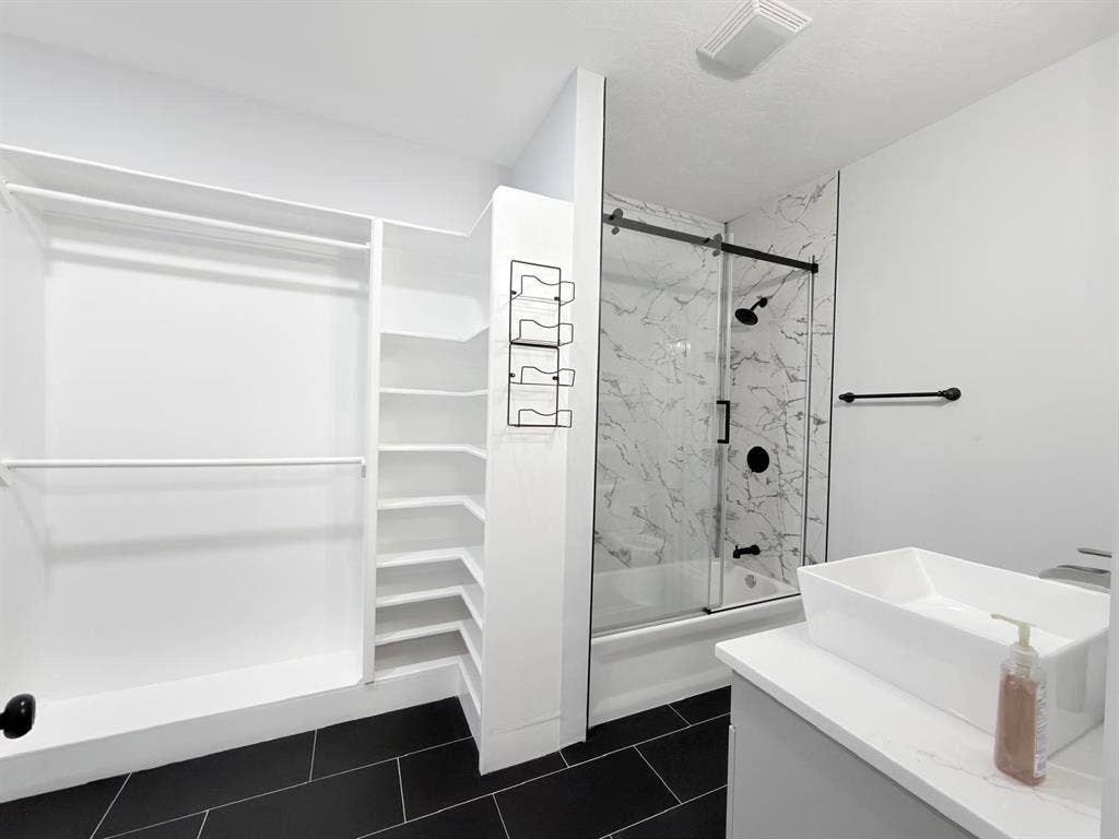 6 BR in Indianapolis