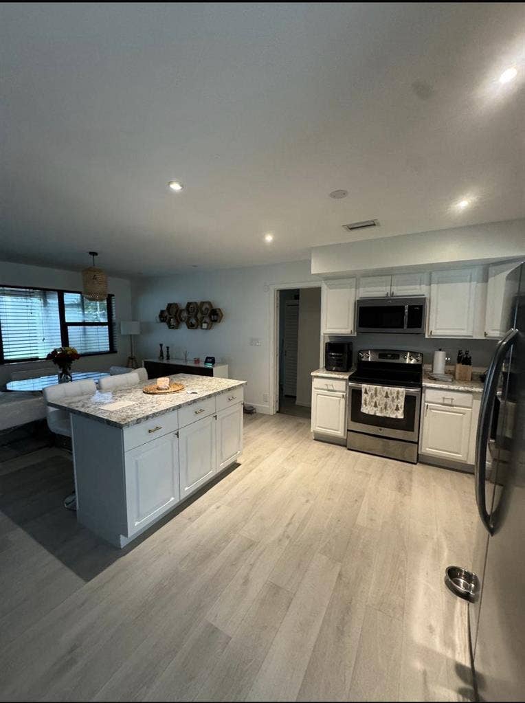 Room for Rent in Hollywood