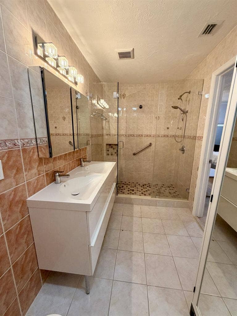 LUXURY SPACIOUS STUDIO IN KENDALLL