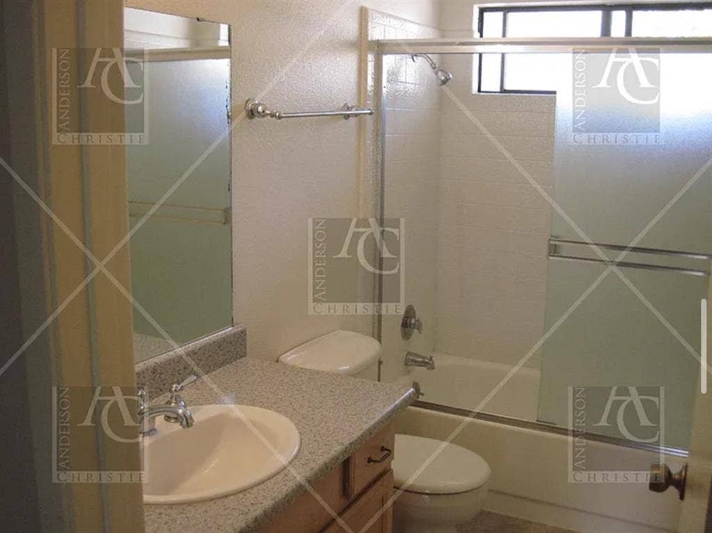 Looking for 1 Male Roommate