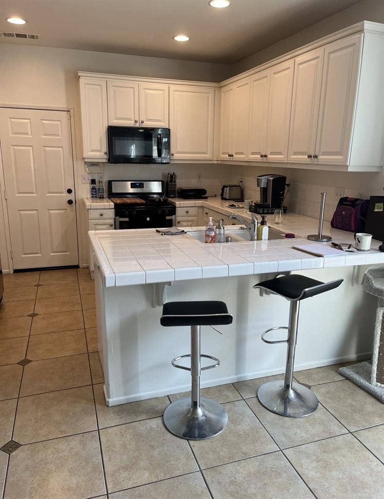 1bed/bath $1300 or 2bed/1bath $1900