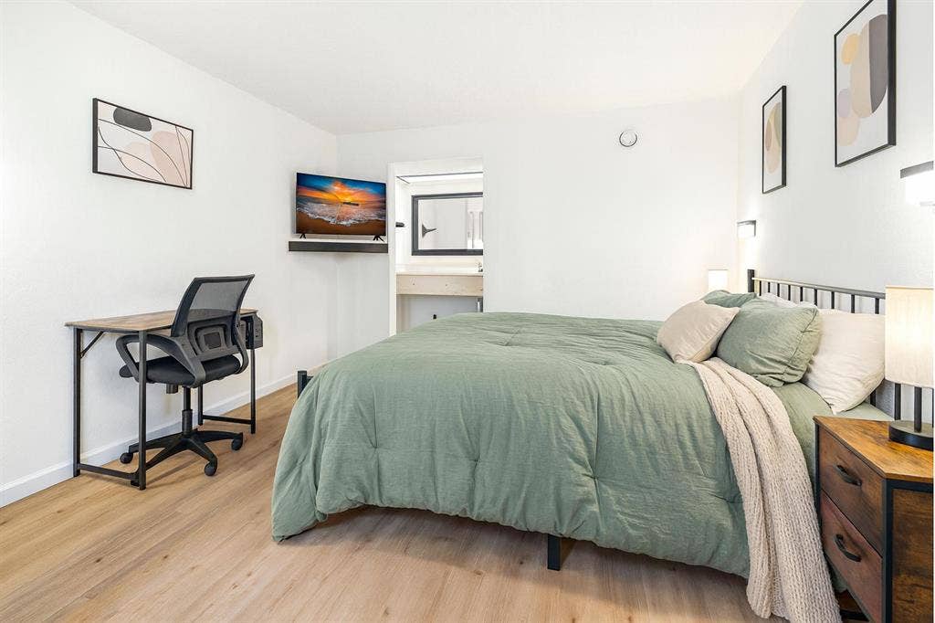 8 BR in Bridge City