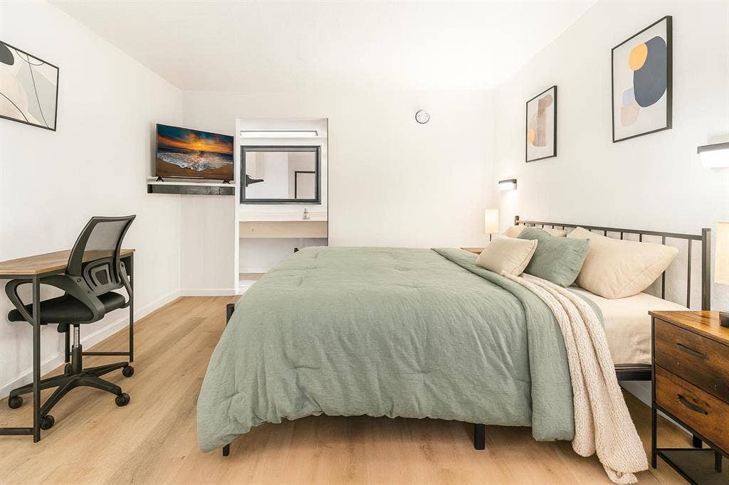 8 BR in Bridge City