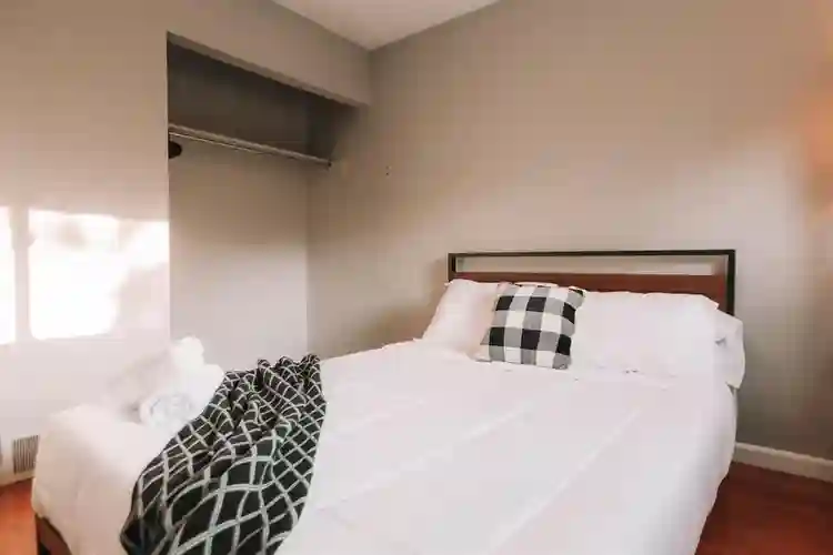 4 BR in Aurora