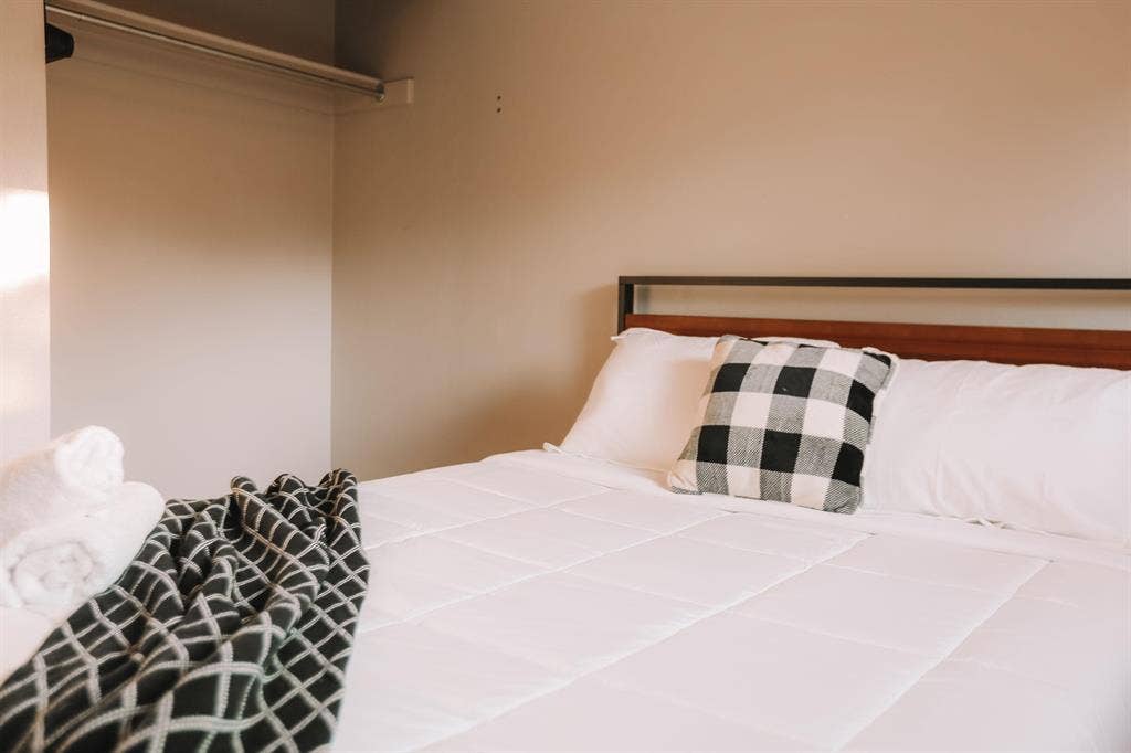 4 BR in Aurora
