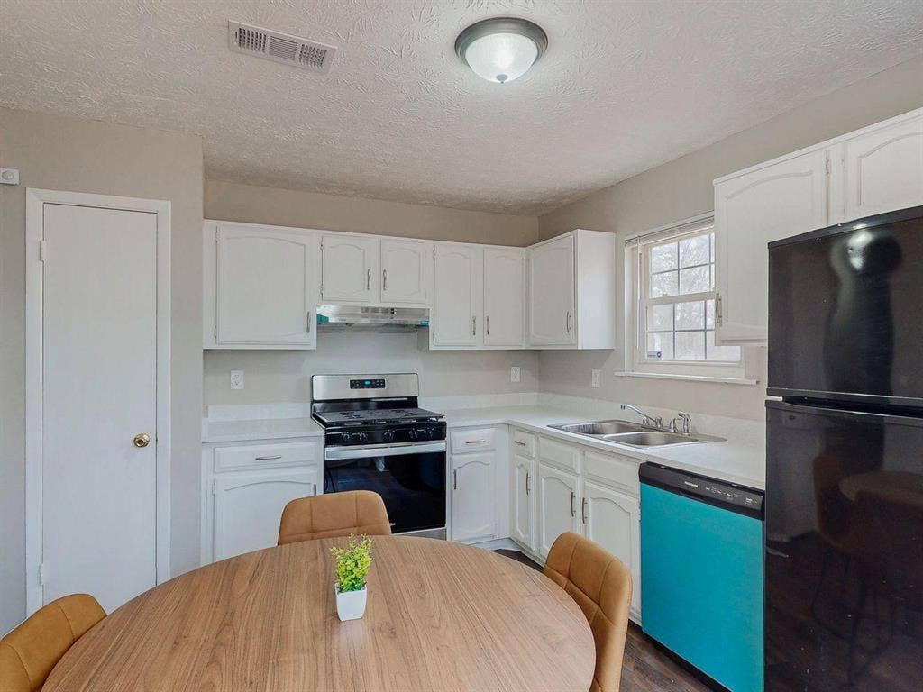 8 BR in Stone Mountain