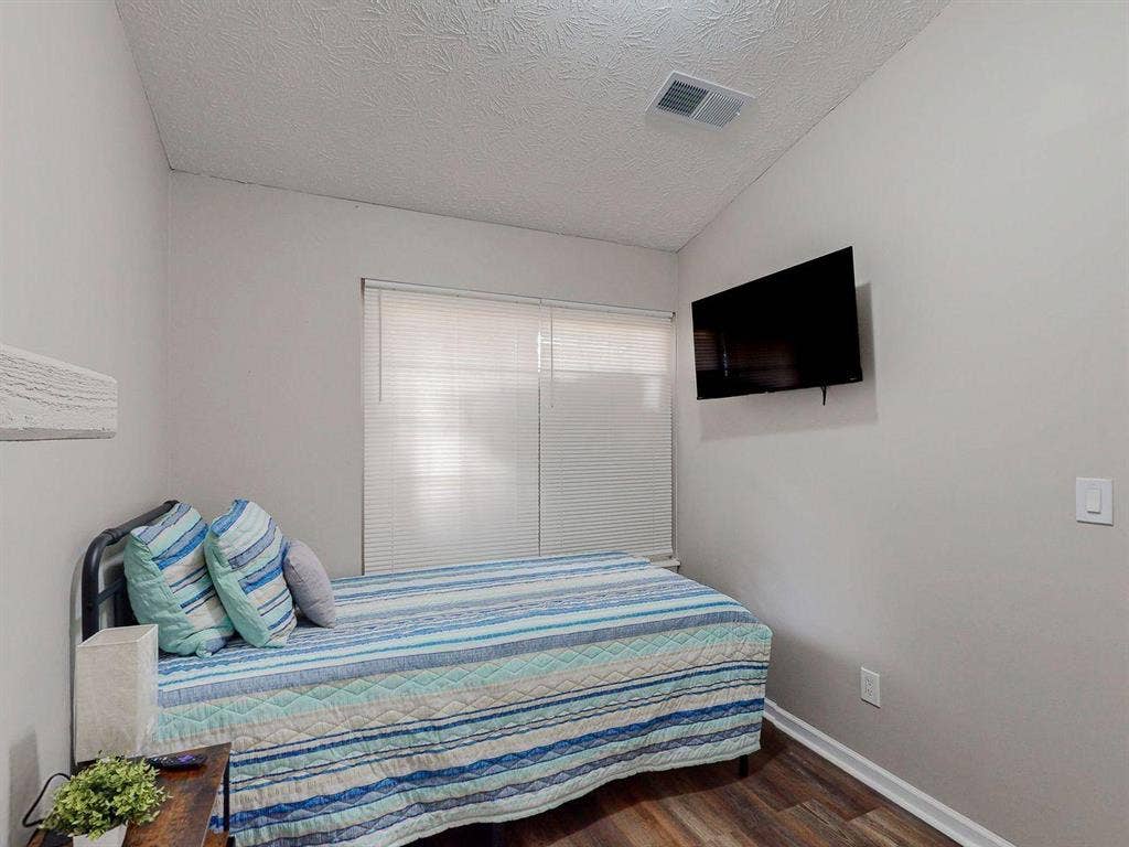 8 BR in Stone Mountain