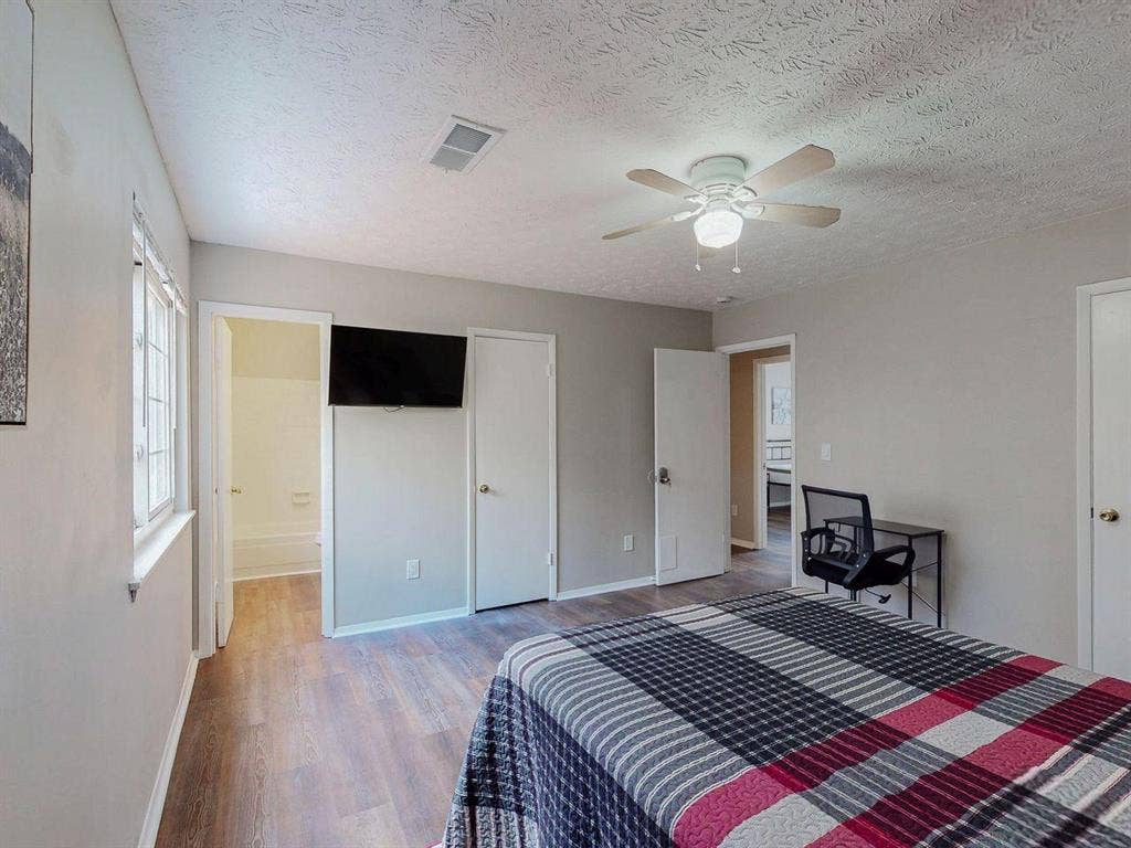 8 BR in Stone Mountain