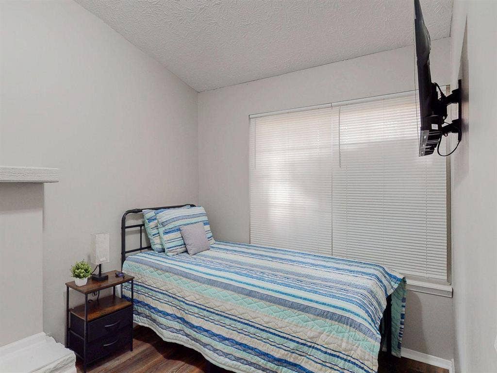 8 BR in Stone Mountain