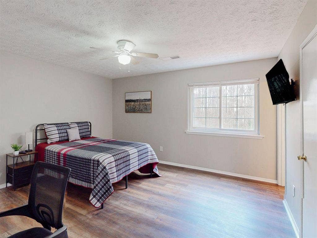 8 BR in Stone Mountain