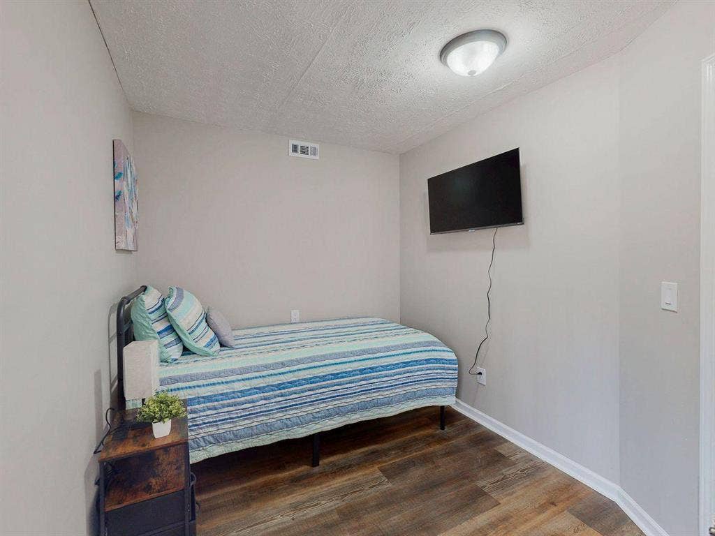 8 BR in Stone Mountain