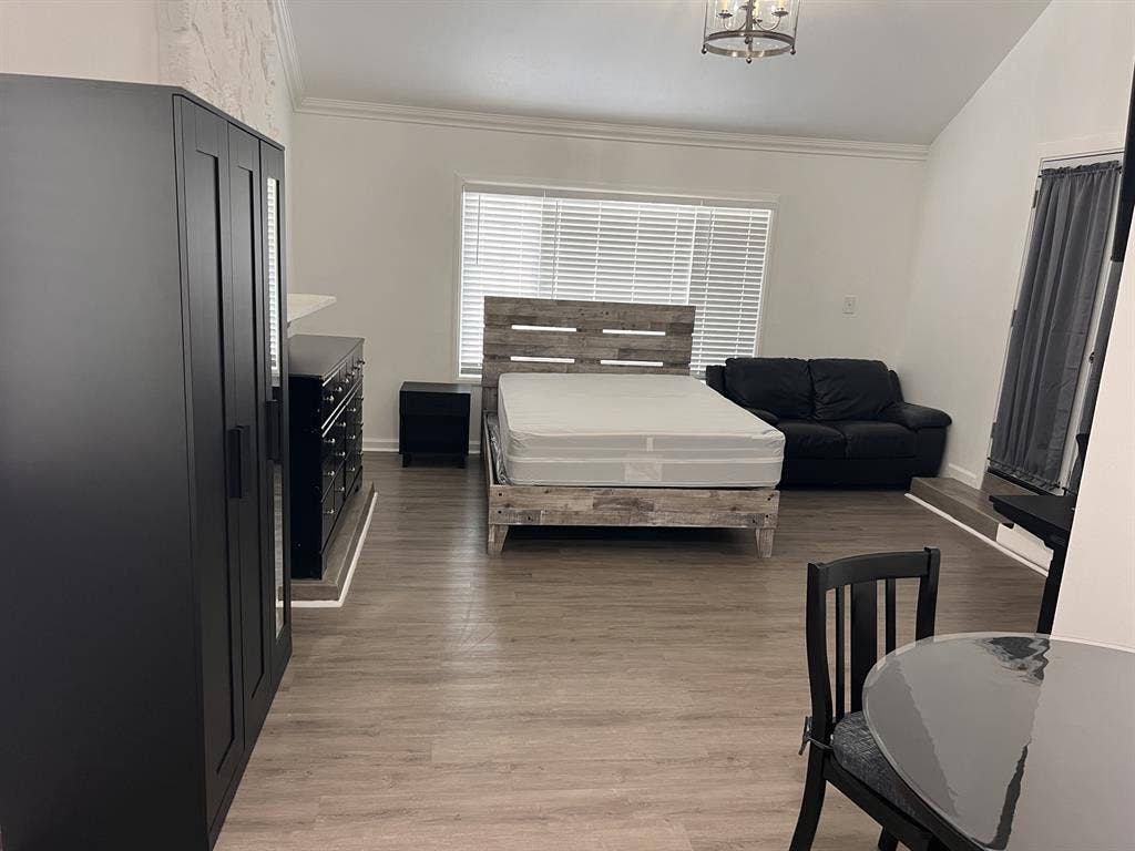 HUGE Room for Rent shared bathroom