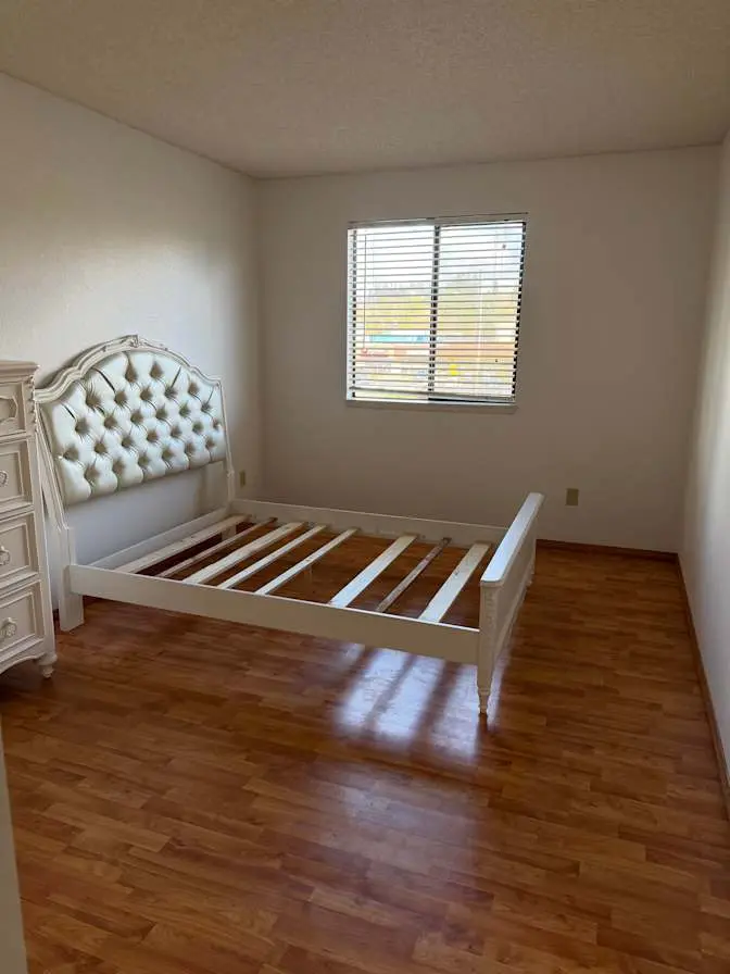 Private room/shared available now