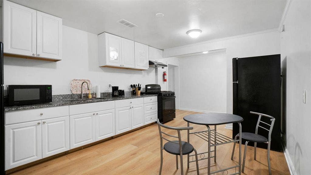 7 BR in Forest Park